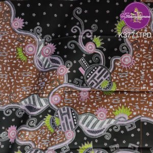 Motif batik dengan warna cerah motif Jagad Kusuma Lelana dibuat dengan proses batik tulis