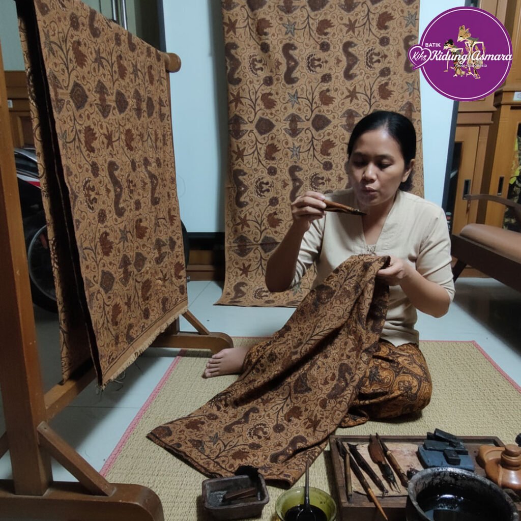 Wanita pembatik sedang membatik tulis secara tradisional